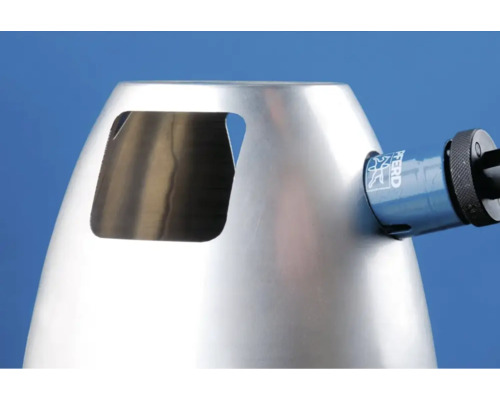 Conteneur métallique avec ouverture et outil