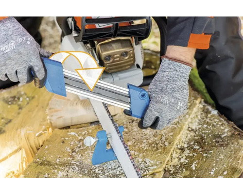 Nahaufnahme einer Person, die eine Kettensäge mit einer Kettenfeile schärft, wobei der Fokus auf dem Schärfvorgang liegt