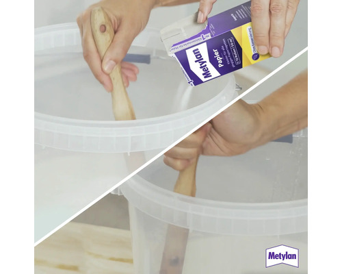 Anrühren von Kleister in einem Eimer mit einem Holzstab und Zugabe von Methylan Papierkleister.