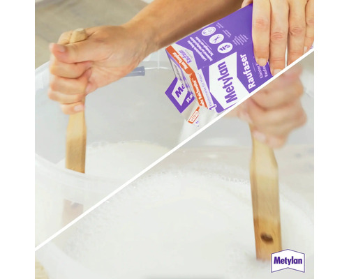 Mélange de colle pour papier ingrain Metylan avec un bâton en bois dans un seau