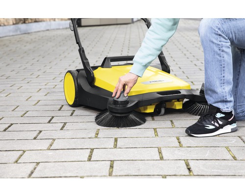 Balayeuse jaune Kärcher en utilisation sur des pavés