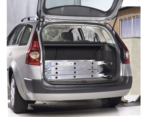 Une échelle multifonction se trouve dans le coffre d''une voiture.
