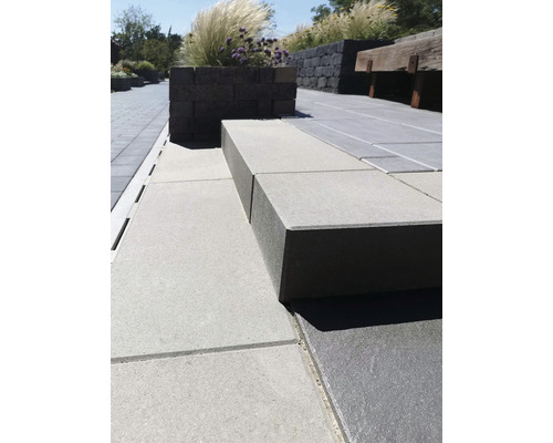 Gartenanlage mit Pflastersteinen und Blockstufen