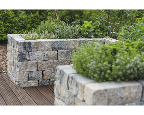 Gemauerte Kräuterspirale aus Stein im Garten