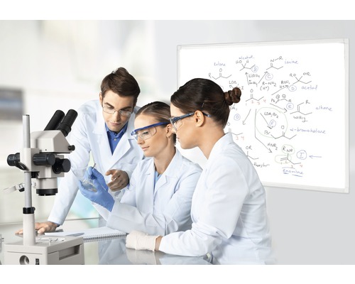 Scène dans un laboratoire avec trois scientifiques, un microscope et un tableau blanc avec des formules chimiques