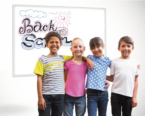 "Quatre enfants se tiennent devant un tableau avec l''inscription ""Retour à l''école""."
