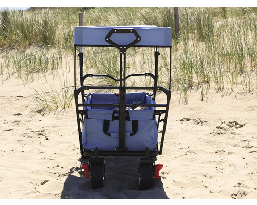 Chariot de plage avec toit sur le sable