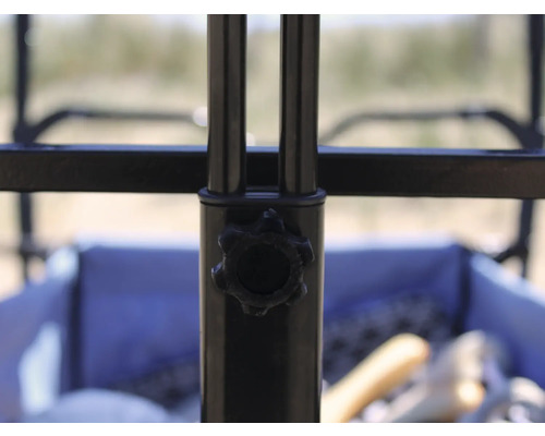 Vue détaillée d''un chariot à bras avec bouton de réglage