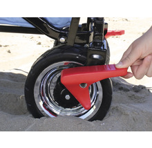 Feststellbremse an Bollerwagenrad im Sand