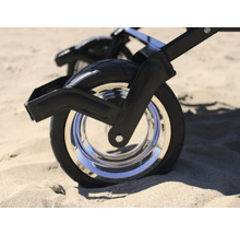 Detailaufnahme der Räder eines Bollerwagens im Sand