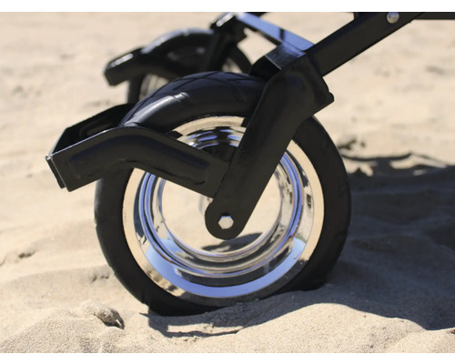 Gros plan des roues d''un chariot sur le sable