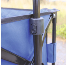 Detailansicht eines Bollerwagens mit blauem Stoff und schwarzem Gestell