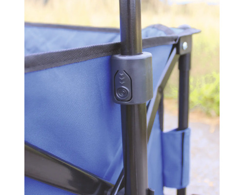 Gros plan d''un chariot à bras avec tissu bleu et cadre noir