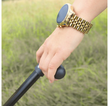 Eine Hand hält einen Gehstock und trägt eine Smartwatch mit Metallarmband.