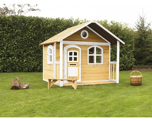 Holzspielhaus mit Bank und Veranda im Garten