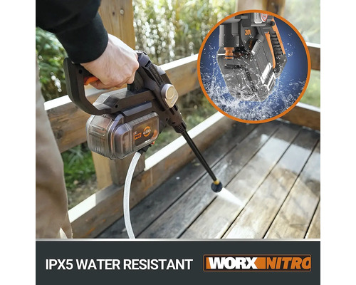 Nettoyeur haute pression en utilisation sur une terrasse en bois avec la mention IPX5 résistant à l''eau