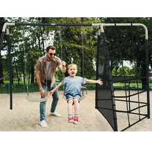 Portique à balançoires avec père et enfant dans une aire de jeux