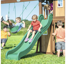 Kinderspielplatz mit Schaukel und Rutsche im Garten