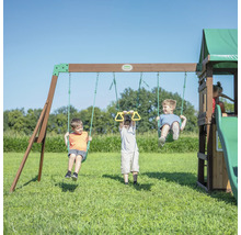 Kinder spielen auf einem Spielplatz mit Schaukeln, Turnringen, Rutsche und Spielhaus.