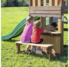Drei Kinder spielen auf einem Holzspielplatz mit Rutsche und Sitzbank