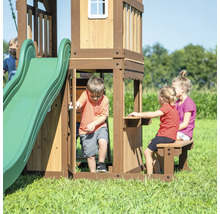 Holzspielhaus mit Rutsche und Tisch mit Bank im Garten