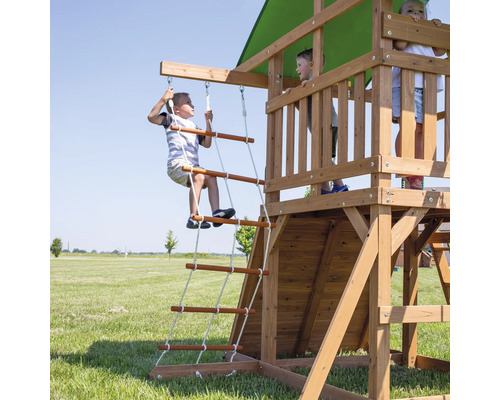 Enfants jouant sur une tour de jeu avec une échelle de corde
