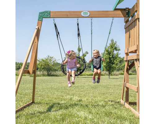 Balançoire en bois avec des enfants sur la pelouse