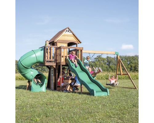 Holzspielplatz mit Rutsche, Schaukel und Spielhaus für Kinder im Garten