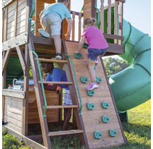 Spielturm aus Holz mit Kletterwand, Rutsche und Kindern