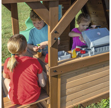 Spielhaus mit spielenden Kindern und Spielküchen-Zubehör