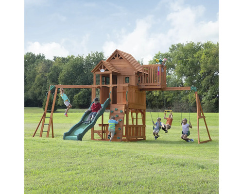 Aire de jeux pour enfants avec toboggan, balançoires, mur d''escalade et cabane