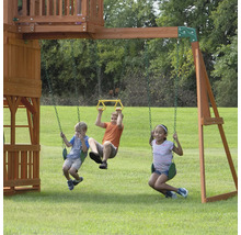 Kinder spielen auf einer hölzernen Schaukelanlage im Garten.