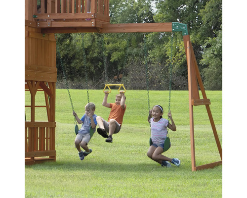 Des enfants jouent sur une balançoire en bois dans le jardin.