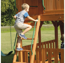 Kind klettert auf einem Holzspielplatz mit Leiter.