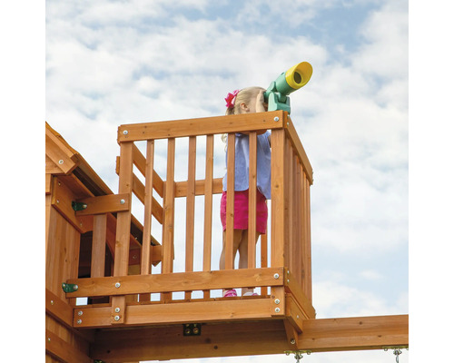 Enfant sur une tour de jeu avec un télescope.