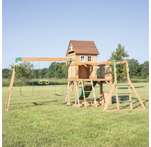 Spielplatz mit Schaukeln, Rutsche und Spielhaus auf einer Rasenfläche