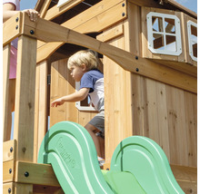 Kind auf einem Spielturm mit Rutsche aus Holz
