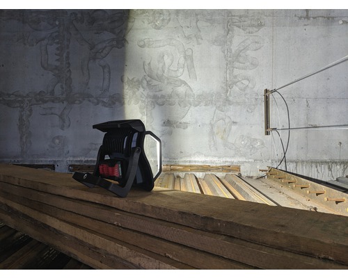 Akkubetriebener LED-Baustrahler auf Holzstapel