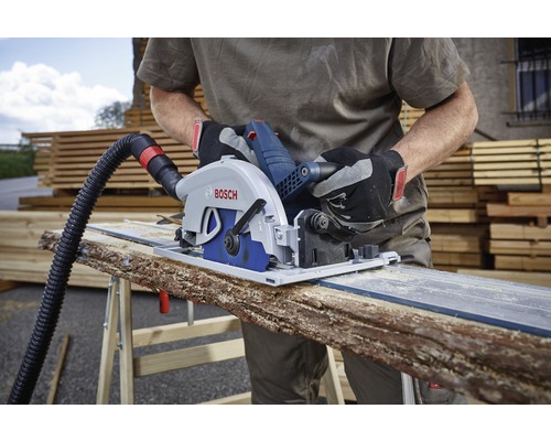 Eine Person benutzt eine Tauchsäge mit Staubabsaugung, um ein Holzbrett zu schneiden. Bosch Logo sichtbar.