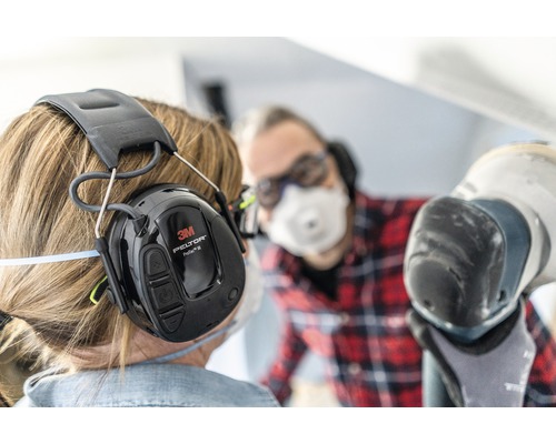 Personne portant un casque antibruit 3M Peltor ProTac III au travail