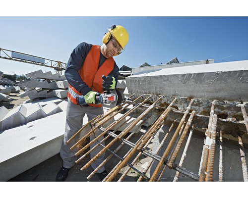 Ein Bauarbeiter schneidet Stahl mit einem Winkelschleifer.