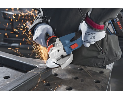 Eine Person benutzt einen Akku Winkelschleifer zum Schleifen von Metall, wobei Funken entstehen.