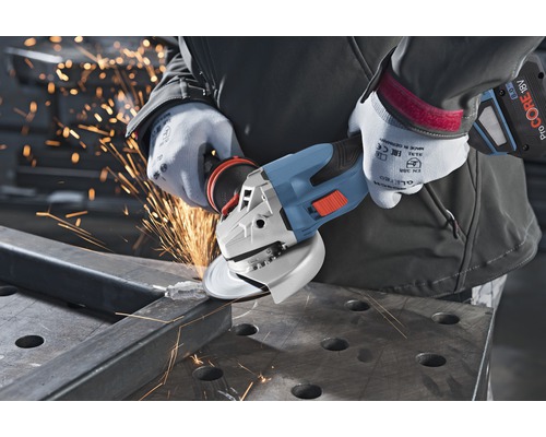 Meuleuse d'angle sans fil en cours d'utilisation lors du traitement du métal