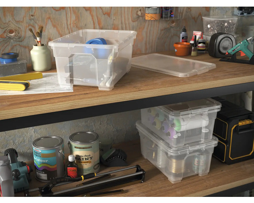 Photo d''un établi avec des boîtes de rangement transparentes en plastique et divers outils