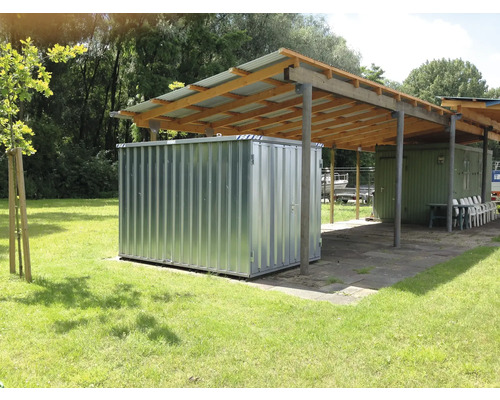 Abri métallique pour outils sous un abri à l''extérieur