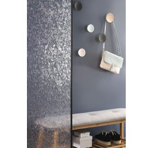 Dekorfolie an der Tür und Garderobe mit Accessoires im Flur.