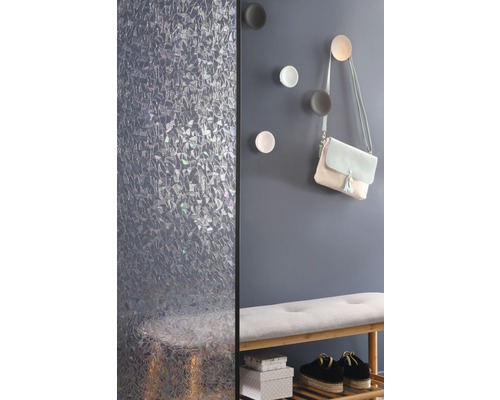 Dekorfolie an der Tür und Garderobe mit Accessoires im Flur.