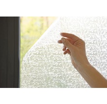 Dekorfolie wird an einem Fenster angebracht