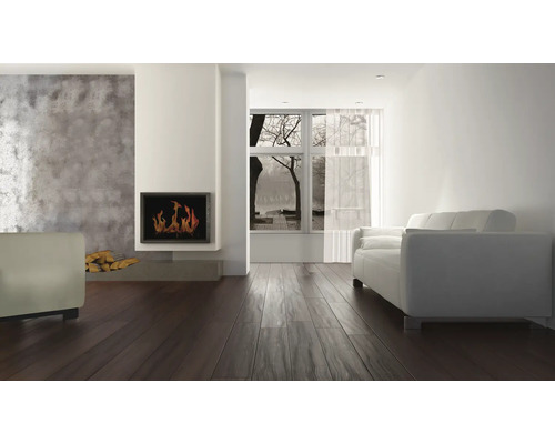 Wohnzimmer mit Kamin, Sofa und Holzboden