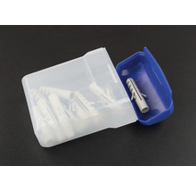 Dübel in einer transparenten und blauen Kunststoffbox